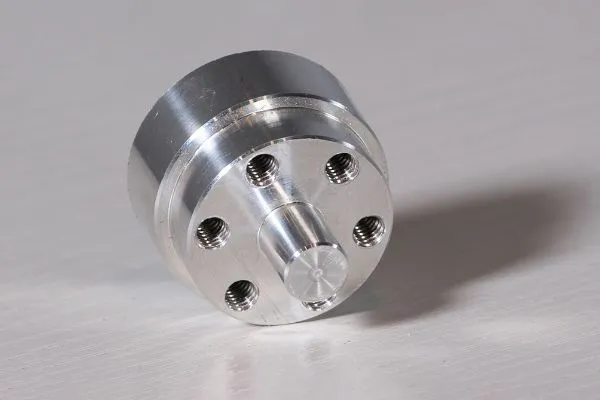 CNC 旋削とフライス加工の違いは何ですか?